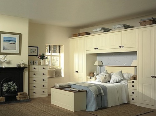 Advantages and disadvantages of fitted bedroom.