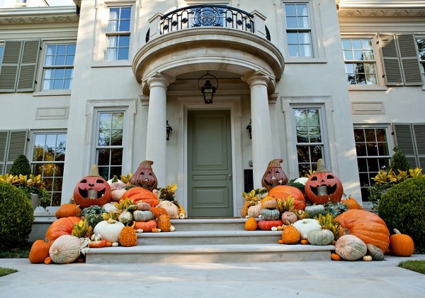 The porch decor for home on Halloween.