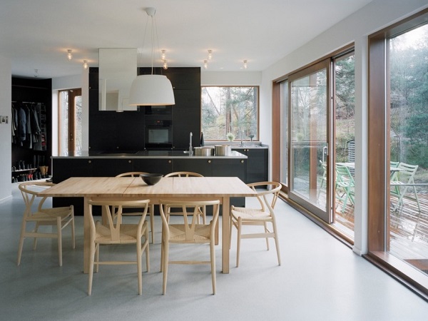 Modern black kitchen decor with dinning table